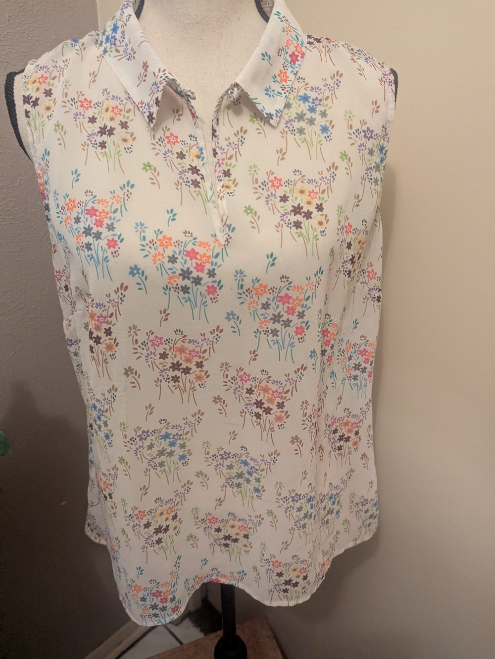 CAbi White Sleeveless Floral Collared Camisole